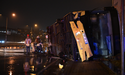 İstanbul'u sağanak yağış vurdu! Yollar göle döndü, İETT otobüsü devrildi