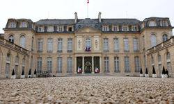 Louvre’da güvenlik görevlisiydi, Elysee Sarayı’ndan porselen çaldı