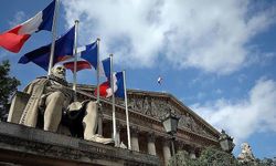 Fransa’da hükümetin zor sınavı: Kritik bütçe oylaması başlıyor