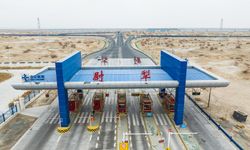 Xinjiang’da ulaşımda tarihi atılım: Kara, demir ve havayolu ağları rekor kırdı