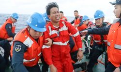 Çin Sahil Güvenliği, gemi kazasında kurtarılan Filipinli denizcileri teslim etti