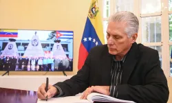 Küba lideri Diaz-Canel’den Venezuela Büyükelçiliği’ne taziye ziyareti