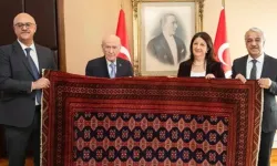 Öcalan, MHP lideri Bahçeli'ye kilim hediye etti
