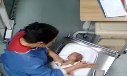 5 günlük bebeğe şiddet uygulamıştı: O hemşire tutuklandı!