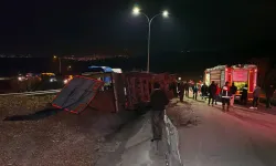 Bursa'da talaş yüklü TIR devrildi: 29 yaşındaki sürücü hayatını kaybetti