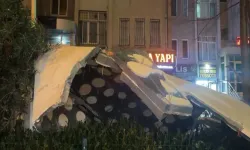 İstanbul’da fırtına etkili oldu: Binaların dış cephesi uçtu, ağaçlar devrildi