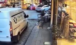 Fren yerine gaza bastı: Önce motosiklete sonra yayalara çarptı!