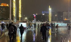 İstanbul’da sağanak etkili oluyor: Caddeler göle döndü, evleri su bastı!