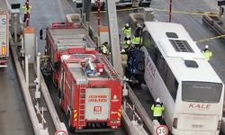 Kuzey Marmara Otoyolu'nda yolcu otobüsünün ezdiği otomobil gişede sıkıştı
