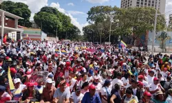 Venezuela’da kitlesel seferberlik: Caracas sokaklarında egemenlik ve dayanışma çağrısı