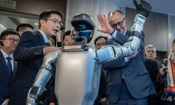 Almanya Başbakanı Merz, Çin’de insansı robotların gösterisini izledi