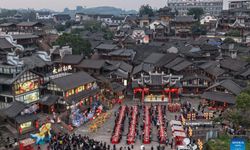 Çin’de yeni yıl gecesi: Milyonlar aynı sofrada buluştu