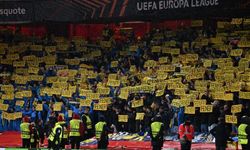 UEFA cezayı ertelemişti! Nottingham maçında da sahaya meşale atıldı!