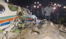 Hindistan’da ambulans uçak düştü! Çok sayıda ölü var