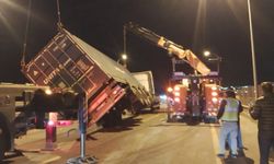 TEM Otoyolu’nda konteyner yüklü TIR devrildi