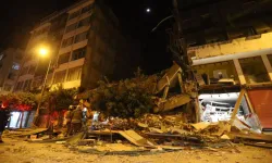 İskenderun'da ağır hasarlı bina yıkım çalışmaları sürerken çöktü