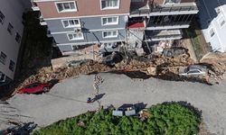 İzmir'de istinat duvarı çöktü: 3 bina tahliye edildi