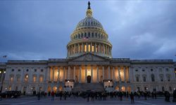 ABD'de bir şüpheli elinde silahla Kongre Binası'na koştu