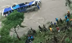 Nepal’de feci kaza: Otobüs nehre uçtu, 17 kişi öldü