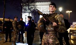 Paris’te bıçaklı tehdit: Jandarma ateş açtı