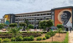 Senegal'de öğrenci protestosu: Yurt binasının üzerine çıktılar!