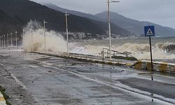Esenköy’de fırtına etkili oldu: Deniz taştı, balıkçı barınakları zarar gördü