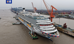 Çin’in yeni dev yolcu gemisi tersaneden çıktı