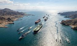 İran kapattı, Trump çılgına döndü! Hürmüz’de petrol tankerleri vuruluyor!