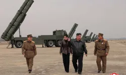 Kim Yong-un uzun menzilli topçu tatbikatını izledi