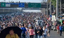 Filipinler’de yakıt bulamayan halk, yürümek zorunda kaldı