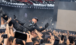 Çin’de konser alanında eğlenceli anlar: Polis kalabalığın omuzlarında taşındı