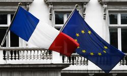 Fransa'da aşırı sağcı belediye başkanları AB bayraklarını indirdi!
