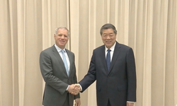 Başbakan Yardımcısı He Beijing’de çok uluslu şirketlerin yöneticileriyle görüştü