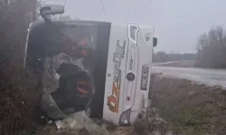 Çatalca’da göç idaresine ait midibüs devrildi: 3 polis yaralandı