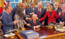 Oval Ofis'te Trump'a dokunarak dua ettiler