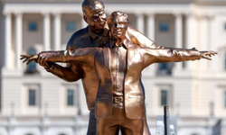 ABD’nin kalbinde Trump ve Epstein heykeli: Titanik sahnesi canlandırıldı