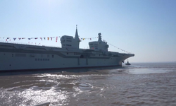 Çin’in ilk 076 tipi amfibi hücum gemisi “Sichuan” denize açıldı