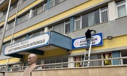 Ayser Çalık Ortaokulu’nun tabelası yeni binaya asıldı