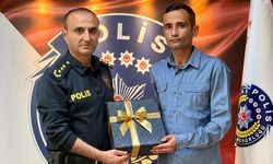 Öğrencileri kapıda karşılayan polis memuru ödüllendirildi