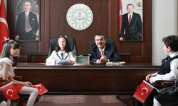 Bakan Tekin, koltuğunu 5. sınıf öğrencisi Defne Bayraktaroğlu'na devretti