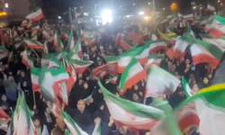 İranlılar sokakları terk etmiyor: Tahran halkı meydanları doldurdu