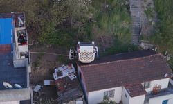 Kağıthane’de korkutan kaza: Okul servisi çatıya düştü