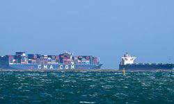 Hürmüz'de bir ilk: Batı Avrupa bağlantılı gemi boğazdan geçti!