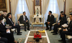 Tayland Başbakanı Charnvirakul, Wang Yi’yi kabul etti