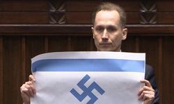 Polonyalı milletvekili Nazi sembollü İsrail bayrağı açtı
