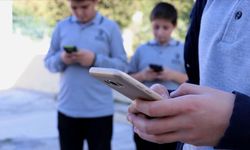 İngiltere okullarda cep telefonunu yasaklıyor