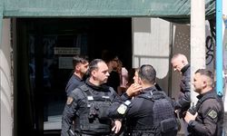 Atina’da silahlı saldırı: Çok sayıda yaralı, 89 yaşındaki şüpheli aranıyor!