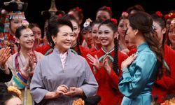 Peng Liyuan ve Tamara Vucic Beijing Dans Akademisi’ni ziyaret etti