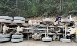 Bolu’da kum yüklü kamyon devrildi: 1 ölü