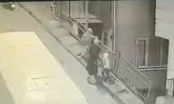 8 yaşındaki çocuk elektrik direğindeki akıma kapıldı! İşte o anlar...
